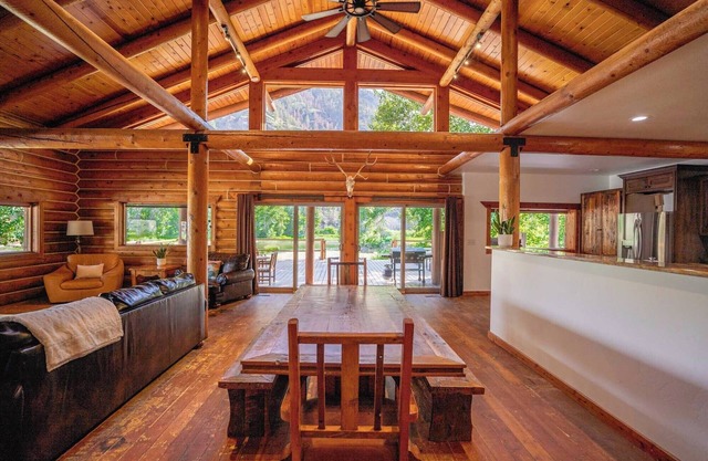 Riverfront, Fishing, Kayaking, Hot Tub, Pickleball at River's Fork Lodge