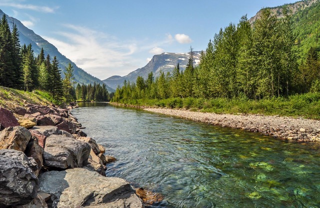 ♥ Riverfront Fishing Lodge w/ Hot Tub 5 Mins to Town♥