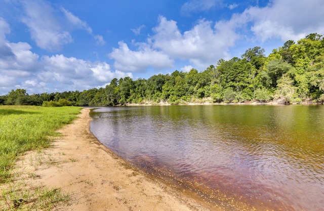 Riverfront Florida Escape w/ Grill & Fire Pit!