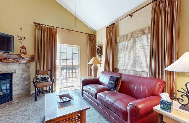 Riverfront gem with loft & stunning water views, near skiing