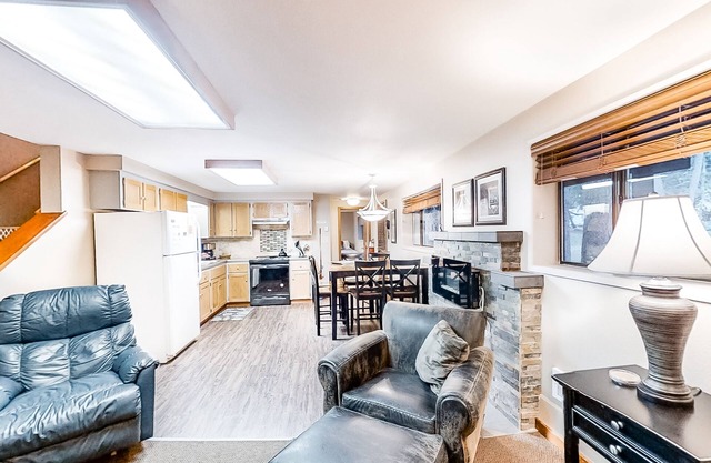 Riverfront ground-floor apartment with patio & lovely yard - dog-friendly