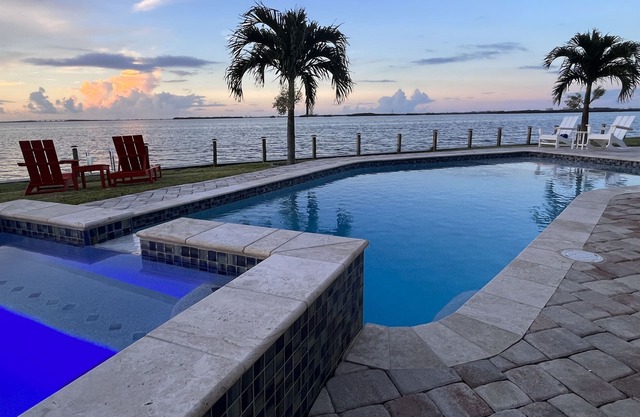 Dolphin Paradise-5 BDRM-Riverfront-Pool-Game Room