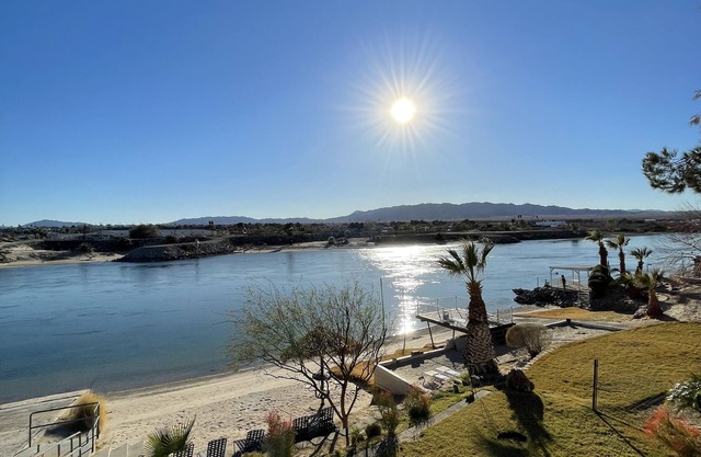 Haus am Fluss mit Strand und Startrampe