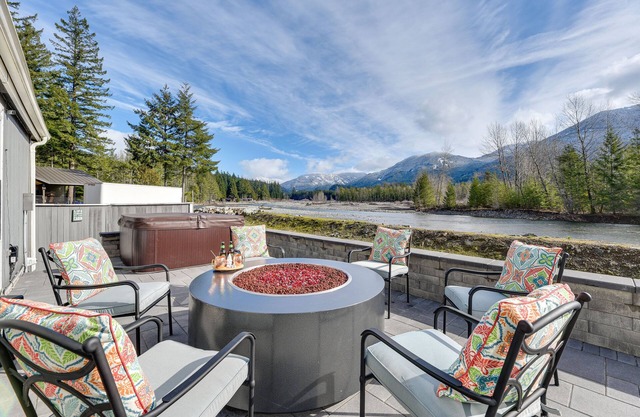 Riverfront Home w/ Deck, Near Mount Rainier!