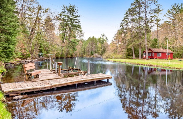 Riverfront home with private dock, kayaks, views, firepit, cornhole & foosball