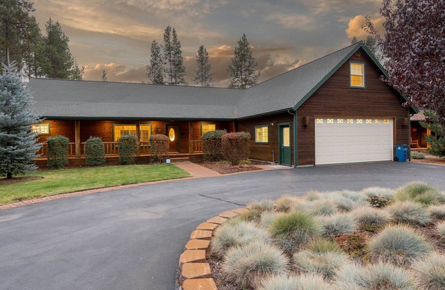 Riverfront, Hot Tub,Paddle Boards,Canoe,Ping-Pong, Billiard,near Sunriver Resort