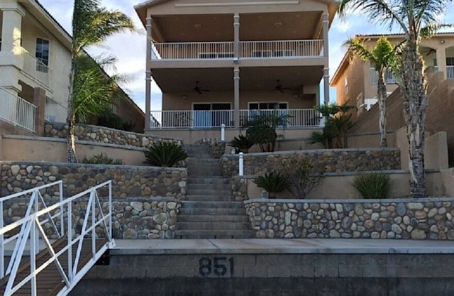 Riverfront House / geräumige obere und untere unterhaltsame Decks mit herrlicher Aussicht.