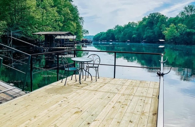 Riverfront House near Cow Shoals - King bed & WiFi