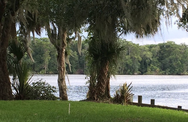 Riverfront house w/2 docks and boathouse sleeps 7