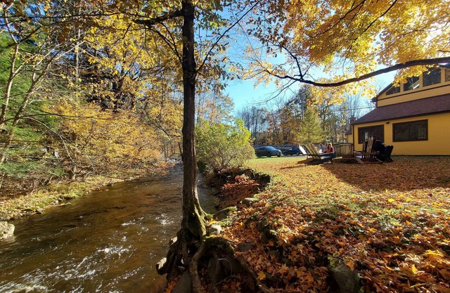 Riverfront Jiminy Ski Lodge