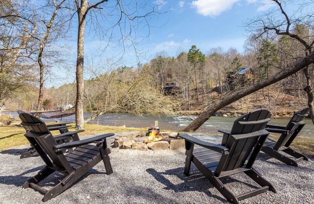 Riverfront King Suite Cabin/Coosawattee Resort/Fire Pit/WIFI/BBQ area