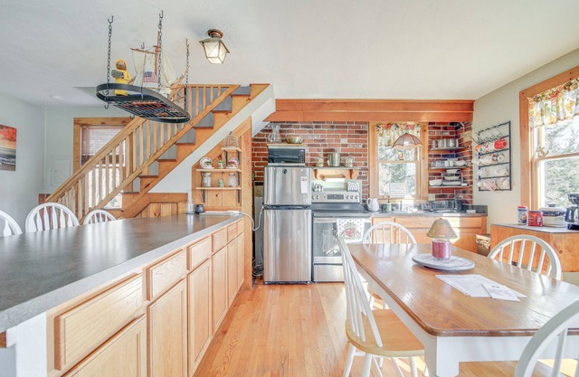 Riverfront Kingston Cottage w/ Deck, 2 Mi to Beach