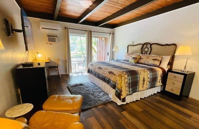 Riverfront Lodging River Room 21