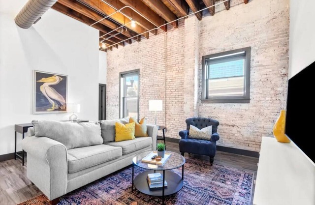 Riverfront Loft - Guest Favorite - Relax in Style