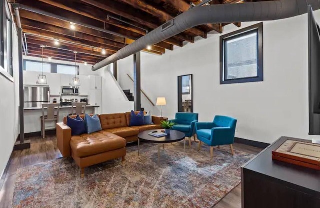 King Riverfront Loft - Private Balcony - Stadium, Arch, Conventions & Casino