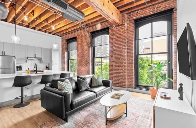 5 Star Riverfront Loft-Arch-Gated Parking-W/D