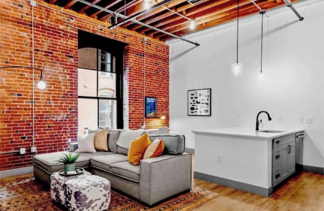 Riverfront Loft-Steps from Arch-Gated Parking-W/D