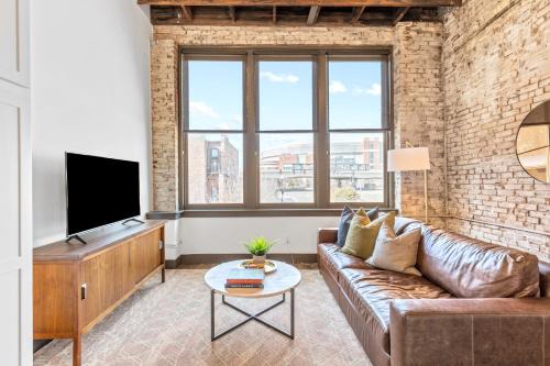 Riverfront Loft - Walk to Arch, Casino, Convention Center