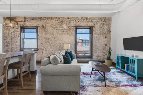 Riverfront Loft - Walk to Arch, Casino, Convention Center