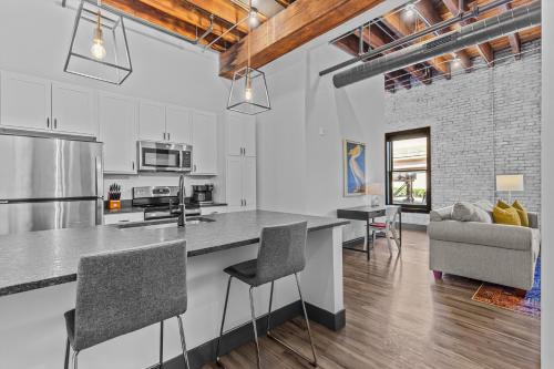 Riverfront Loft - Walk to Arch, Casino, Conventions in Minutes