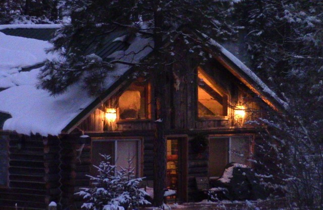 Riverfront Log Cabin, nur wenige Minuten von Ihrem Outdoor-Abenteuer entfernt