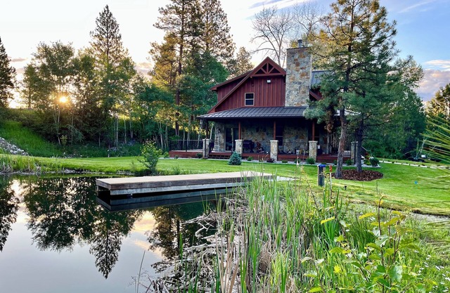 Riverfront Luxury Cabin With Pond And Hot Tub