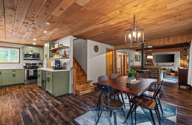 Riverfront Luxury Cabin-Hot Tub-EV-Deluxe Kitchen-WiFi