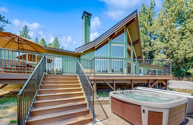 Riverfront Luxury Home with Hot Tub, AC, Deck and Grill