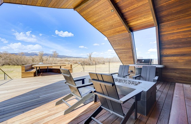 Riverfront Montana Retreat - Deck, Fire Pit & Pond
