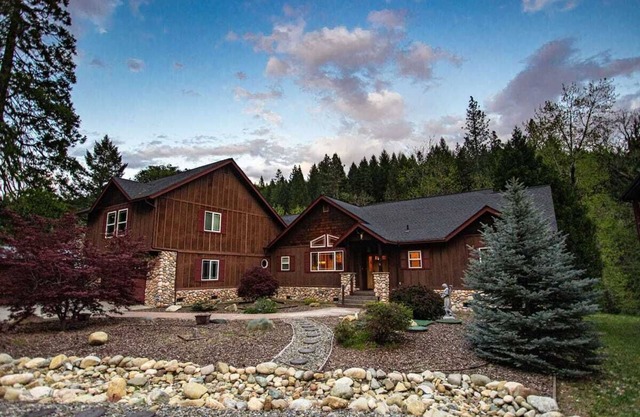 **RIVERFRONT** Mountain Lodge! Near Shasta Ski Park,Shasta Lake & Castle Crags!
