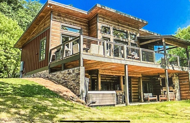 Riverfront Mountain Modern Cabin with hot tub very close to downtown Ellijay.
