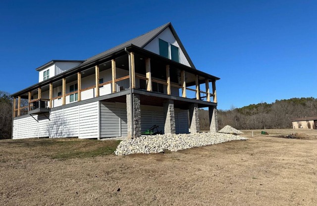 RIVERFRONT NEW 4-bedroom house with WiFi and AC in Calico Rock
