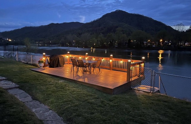 Riverfront-NO CLEANING FEE -3BR-NRG-Deck-Dock-Hike-Firepit-Pets-OK-Boat-Kayak