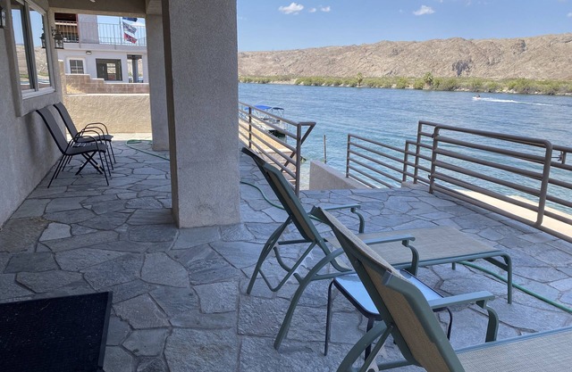 Riverfront Oasis Guest Apartment. Wow was für eine Aussicht!