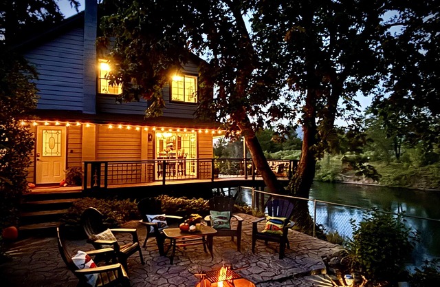 Riverfront on the Rogue! Ideal Southern Oregon location
