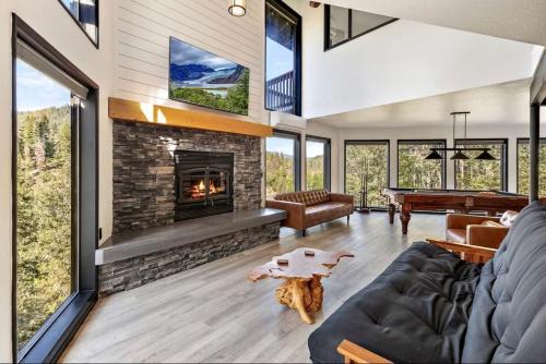 Riverfront Oregon retreat with hot tub and pool