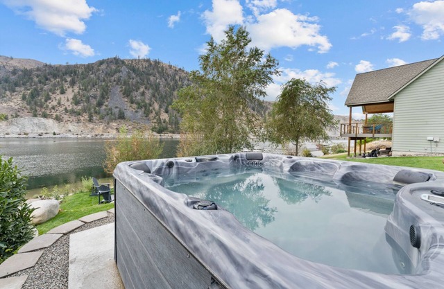 Riverfront: Private Beach, Hot Tub, Sauna, Dock & Boat Launch!