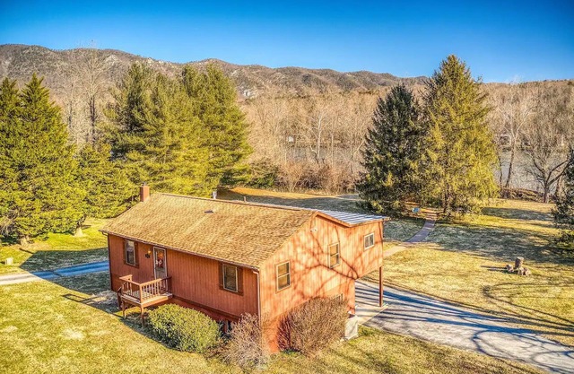 Riverfront property - kayaks, hot tub, fire pit!