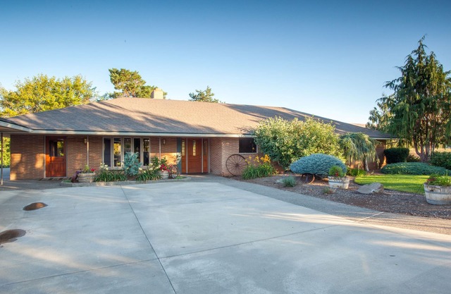 Riverfront Ranch House in Wine Country