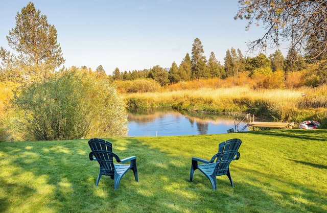 Riverfront Retreat / Hot Tub / Private Dock / Pet Friendly