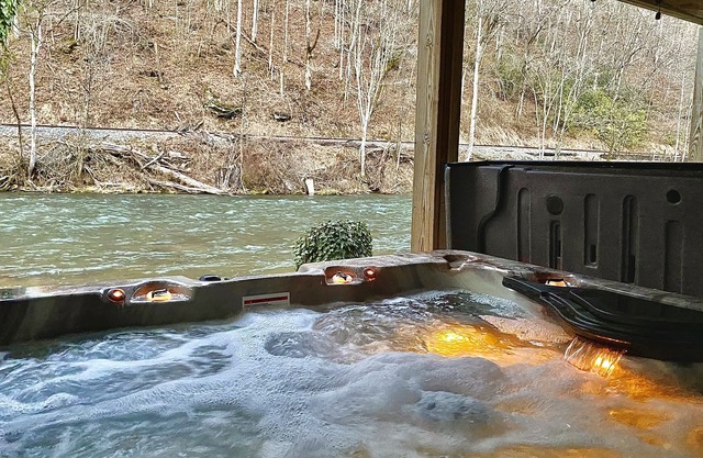 RIVERFRONT Retreat with HOT TUB on Nantahala River