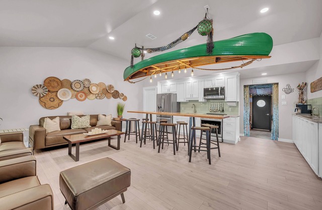 Riverfront Retreat with TiKi BaR! Close to Baylor and Magnolia