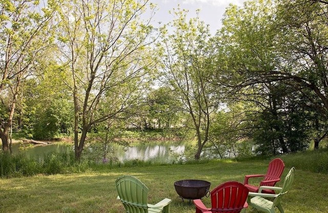 Riverfront, secluded cabin near wineries and hiking trails