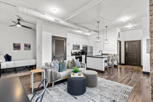 Riverfront Studio - Walk to Arch, Casino and Conventions in Minutes