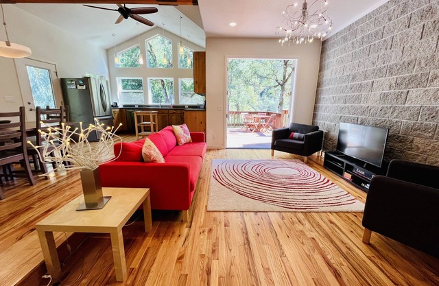 Riverfront Stunning Open Concept 3bdrm near outdoor activities