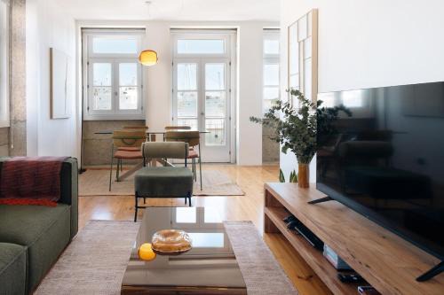 Riverfront Stylish Apartment - waterfront 2BR