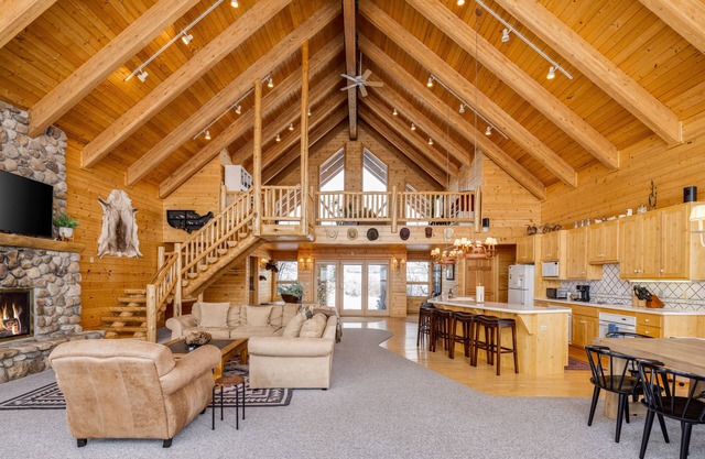 Riverfront Teton property convenient to Jackson Hole & Targhee - dog-friendly
