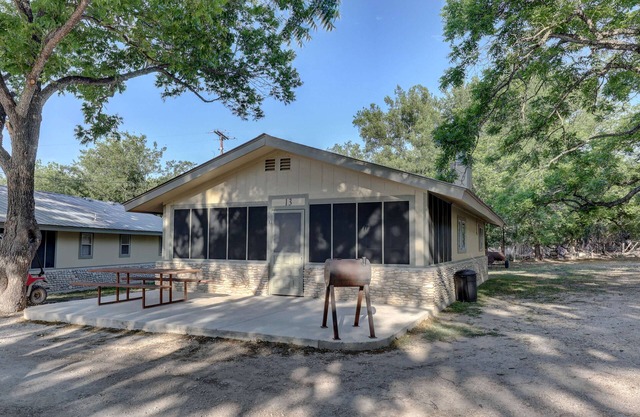 Riverfront vacation cabin w kayaks - Hunt, TX