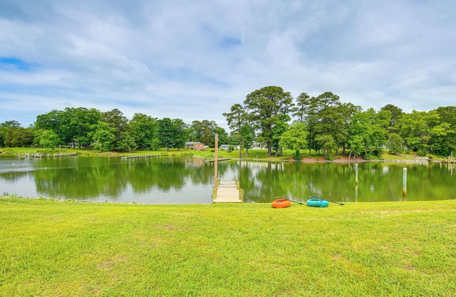 Riverfront Virginia Home - Dock, Fire Pit & Kayaks
