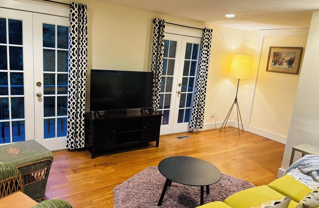 Riverfront Weston Home-1 Hr to NYC.Easy access to restaurants, I-95 & Parkway